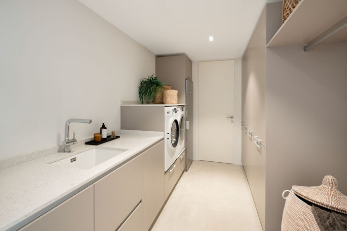 Image No.17-6 Bed Property for sale