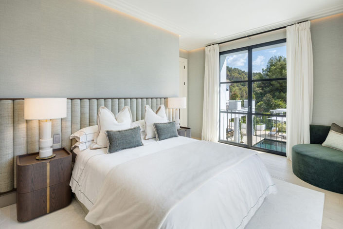 Image No.17-6 Bed Property for sale