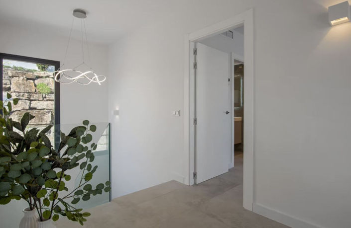 Image No.10-5 Bed Property for sale