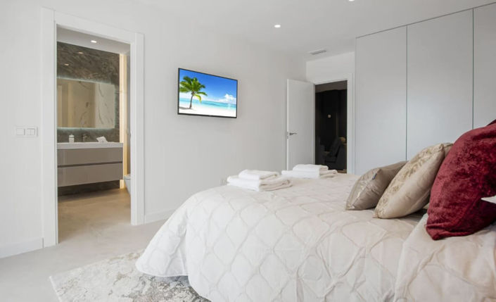 Image No.46-5 Bed Property for sale