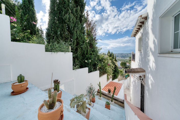 Image No.8-5 Bed Property for sale