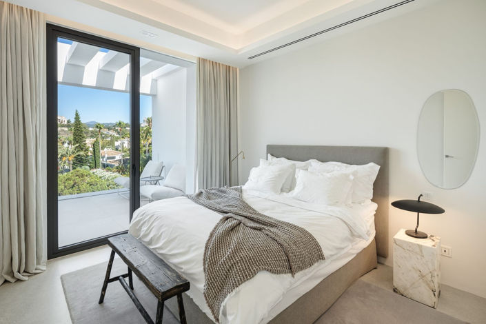 Image No.20-6 Bed Property for sale