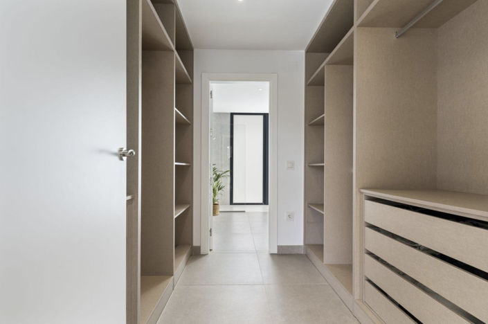 Image No.12-6 Bed Property for sale