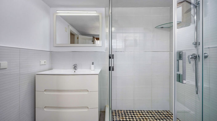 Image No.14-9 Bed Property for sale