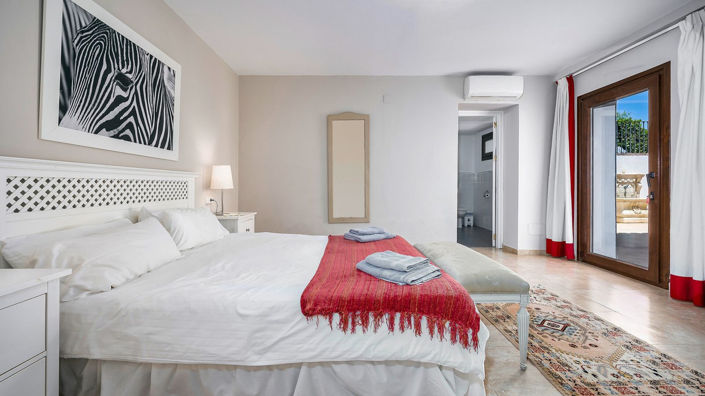 Image No.15-9 Bed Property for sale