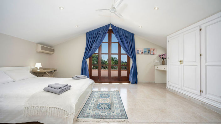 Image No.18-9 Bed Property for sale