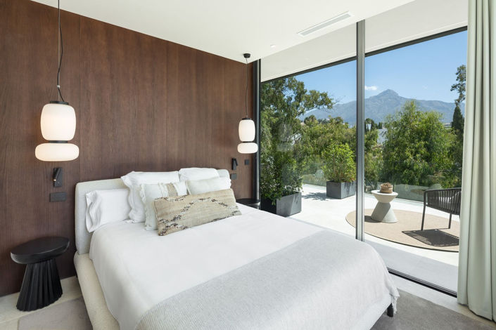 Image No.17-6 Bed Property for sale