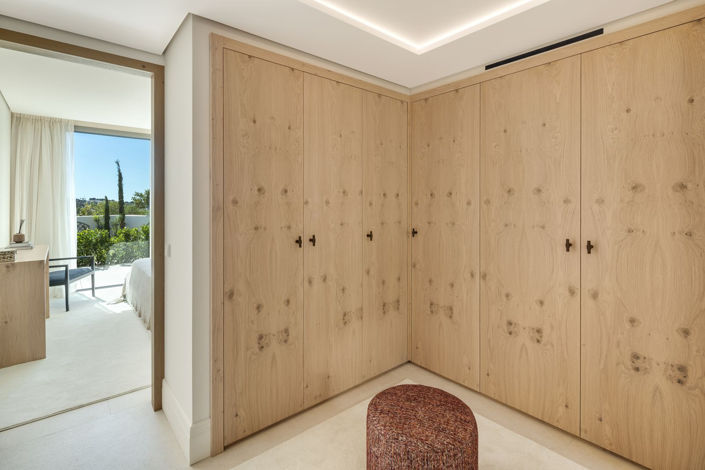 Image No.15-6 Bed Property for sale