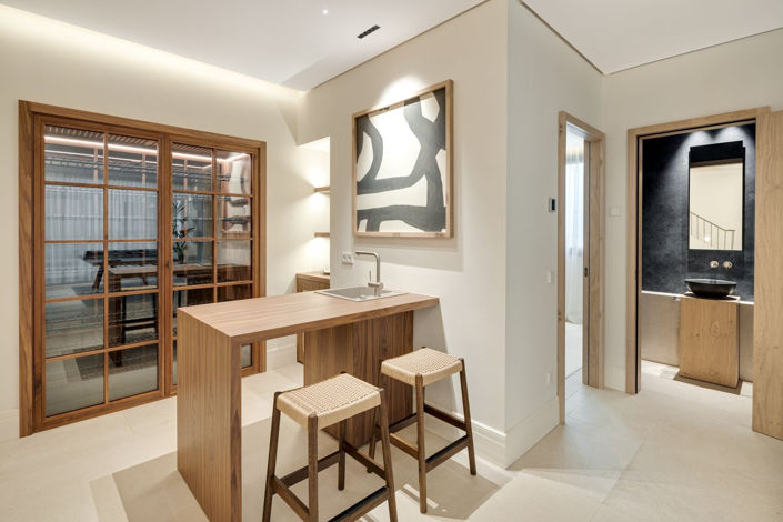 Image No.20-6 Bed Property for sale