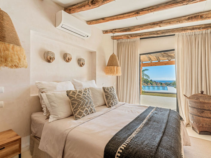 Image No.10-6 Bed Property for sale