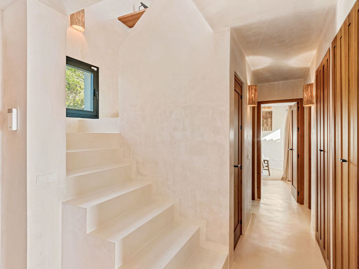 Image No.12-6 Bed Property for sale