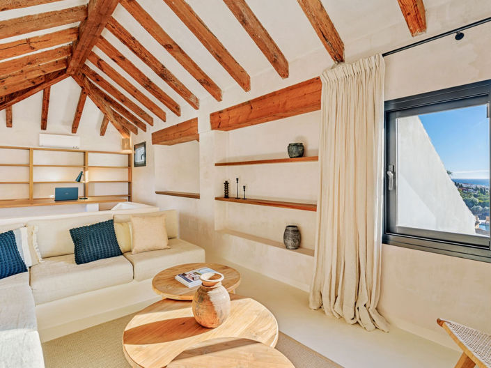 Image No.15-6 Bed Property for sale