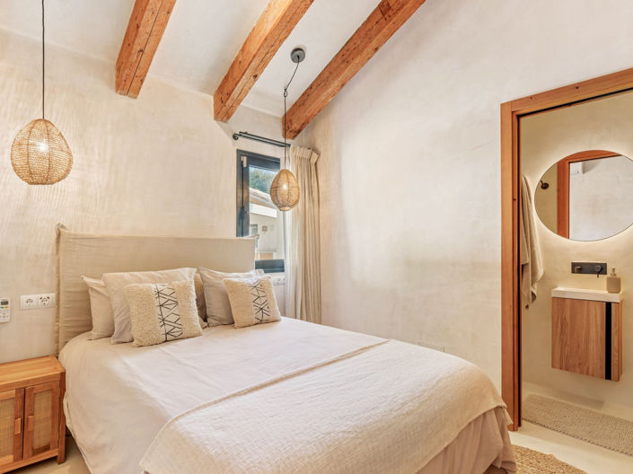 Image No.17-6 Bed Property for sale