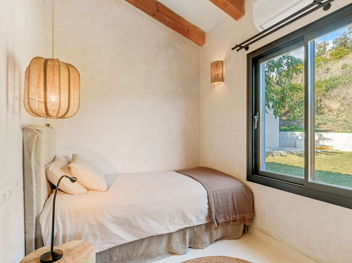 Image No.20-6 Bed Property for sale