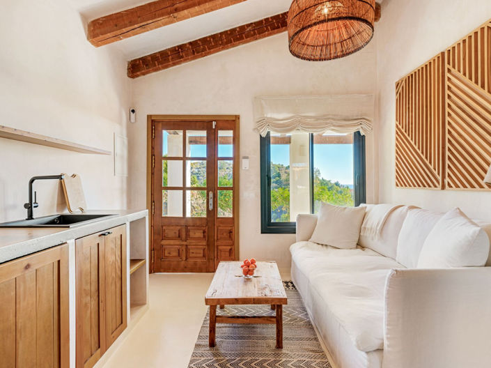 Image No.22-6 Bed Property for sale