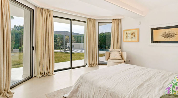 Image No.28-5 Bed Property for sale