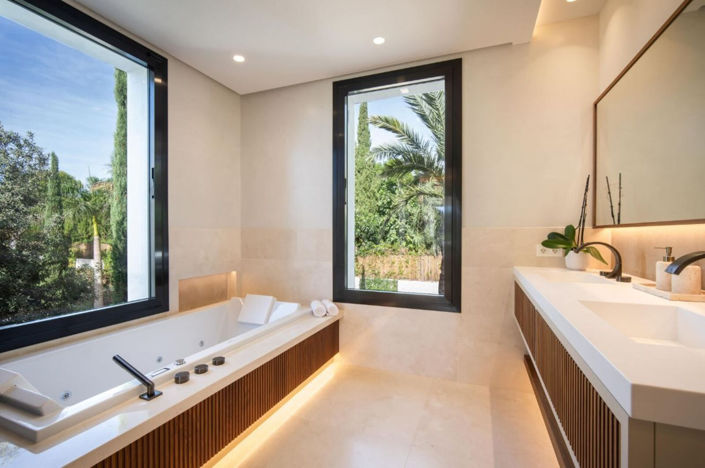 Image No.29-5 Bed Property for sale