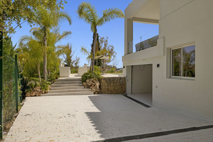 Image No.67-5 Bed Property for sale