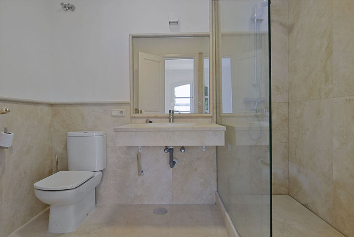 Image No.10-3 Bed Property for sale