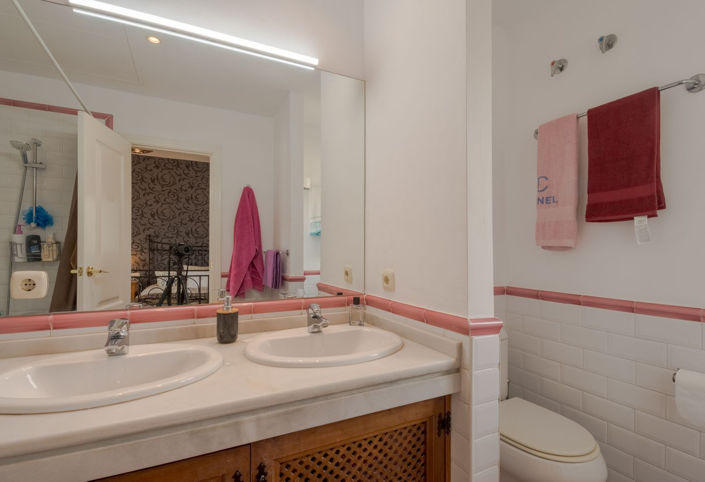 Image No.10-5 Bed Property for sale