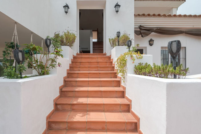 Image No.24-5 Bed Property for sale