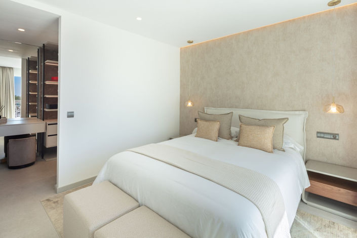 Image No.10-3 Bed Property for sale