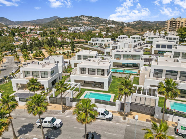 Image No.1-6 Bed Property for sale