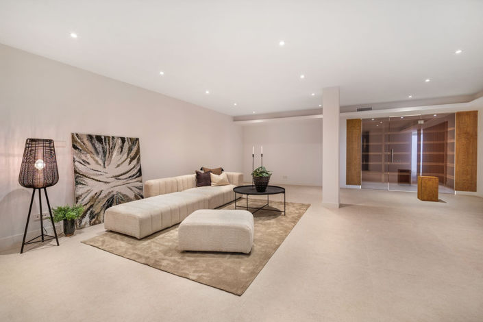 Image No.15-6 Bed Property for sale