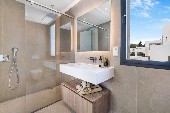 Image No.20-6 Bed Property for sale