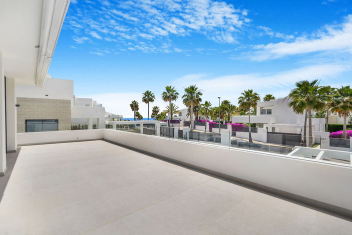 Image No.24-6 Bed Property for sale