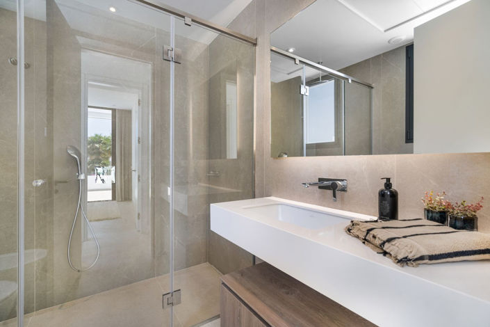 Image No.26-6 Bed Property for sale