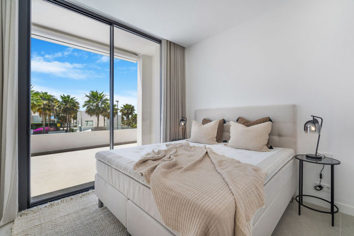 Image No.27-6 Bed Property for sale