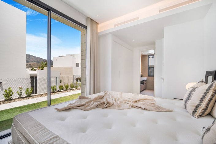 Image No.8-6 Bed Property for sale