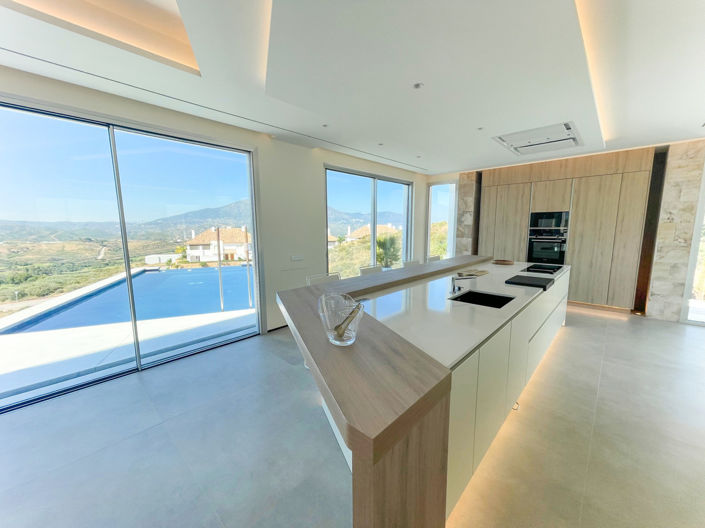 Image No.28-5 Bed Property for sale