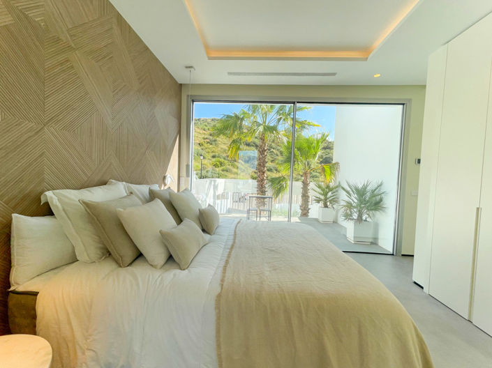 Image No.4-5 Bed Property for sale