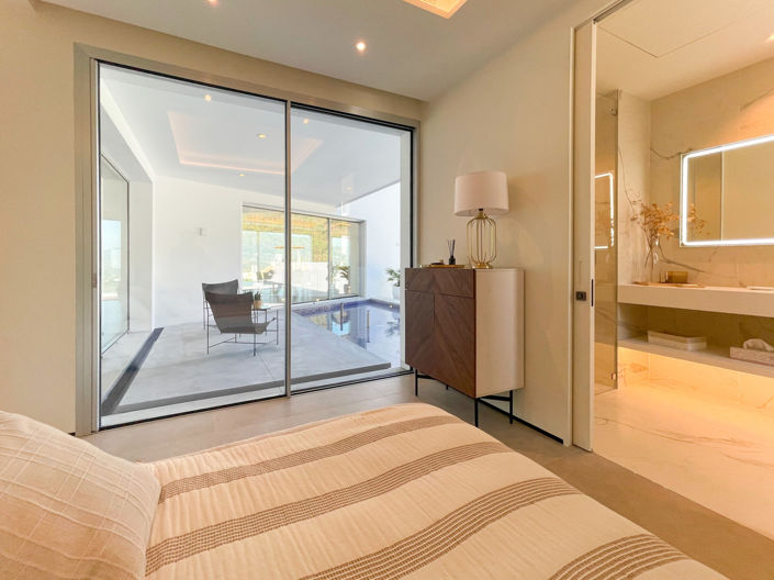 Image No.65-5 Bed Property for sale