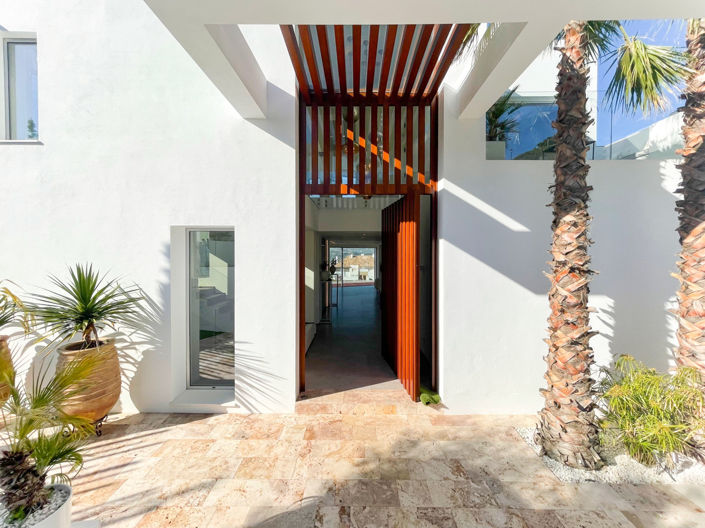 Image No.68-5 Bed Property for sale