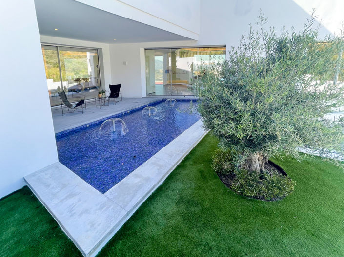 Image No.80-5 Bed Property for sale