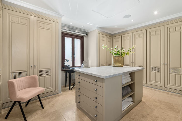 Image No.27-7 Bed Property for sale