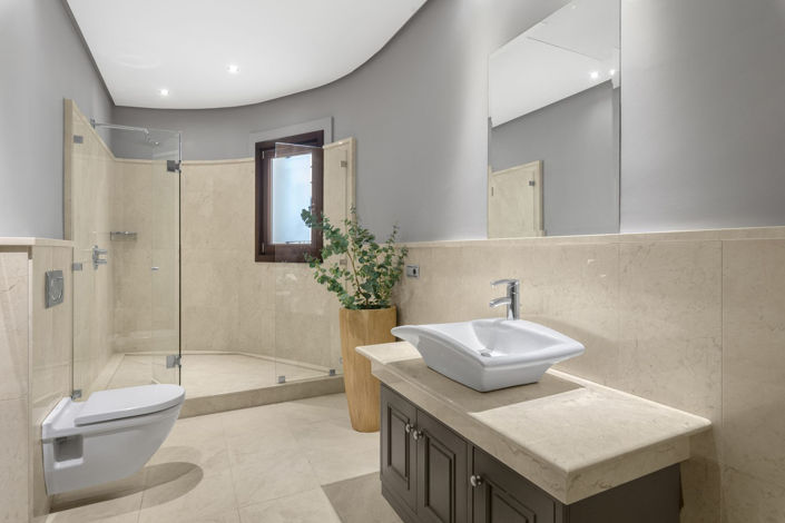 Image No.31-7 Bed Property for sale