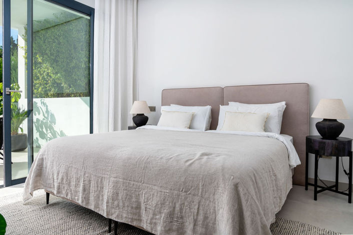 Image No.46-5 Bed Property for sale