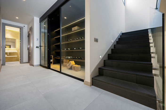 Image No.50-5 Bed Property for sale