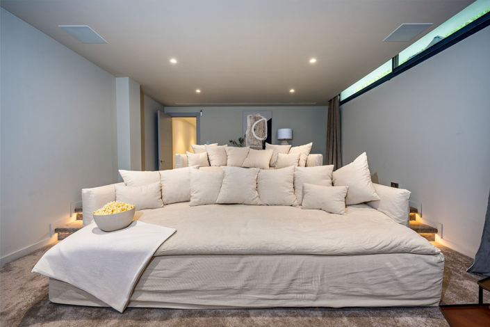 Image No.60-5 Bed Property for sale