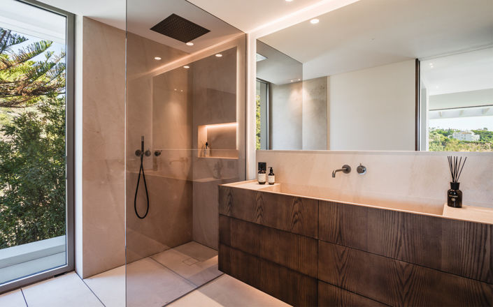 Image No.12-6 Bed Property for sale