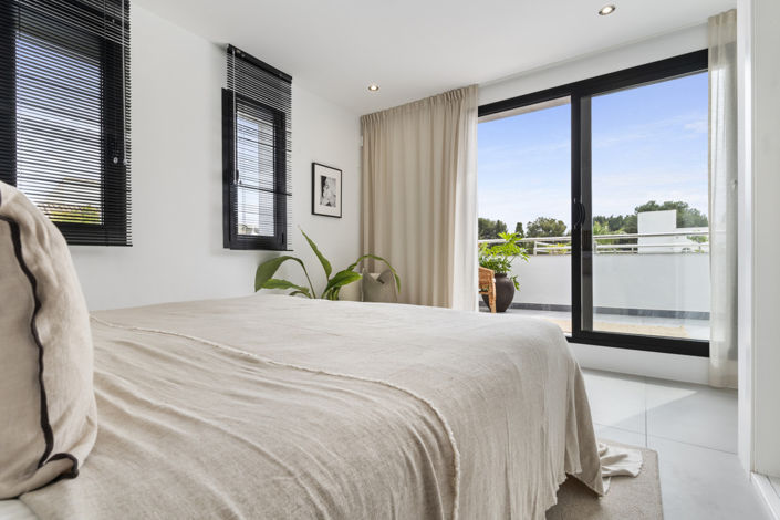 Image No.10-3 Bed Property for sale