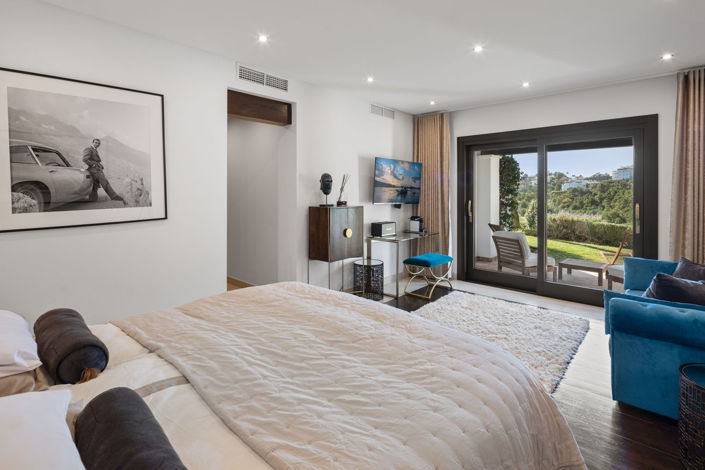 Image No.10-7 Bed Property for sale