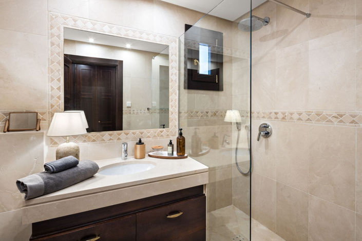 Image No.11-7 Bed Property for sale