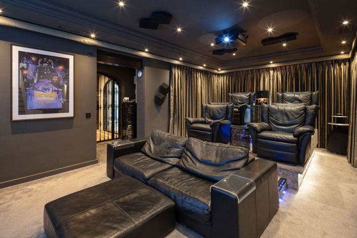 Image No.17-7 Bed Property for sale