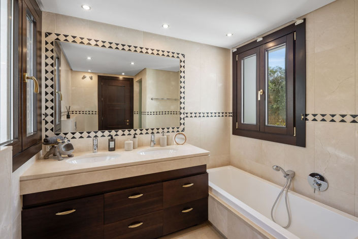 Image No.36-7 Bed Property for sale