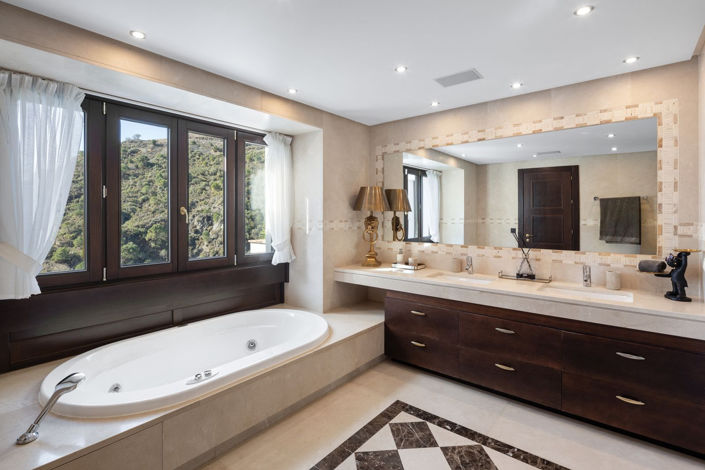 Image No.8-7 Bed Property for sale